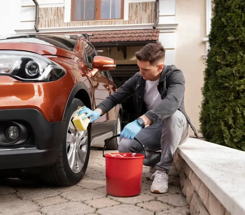 Lavage auto à domicile Marignana : professionnel intervenant sur un véhicule